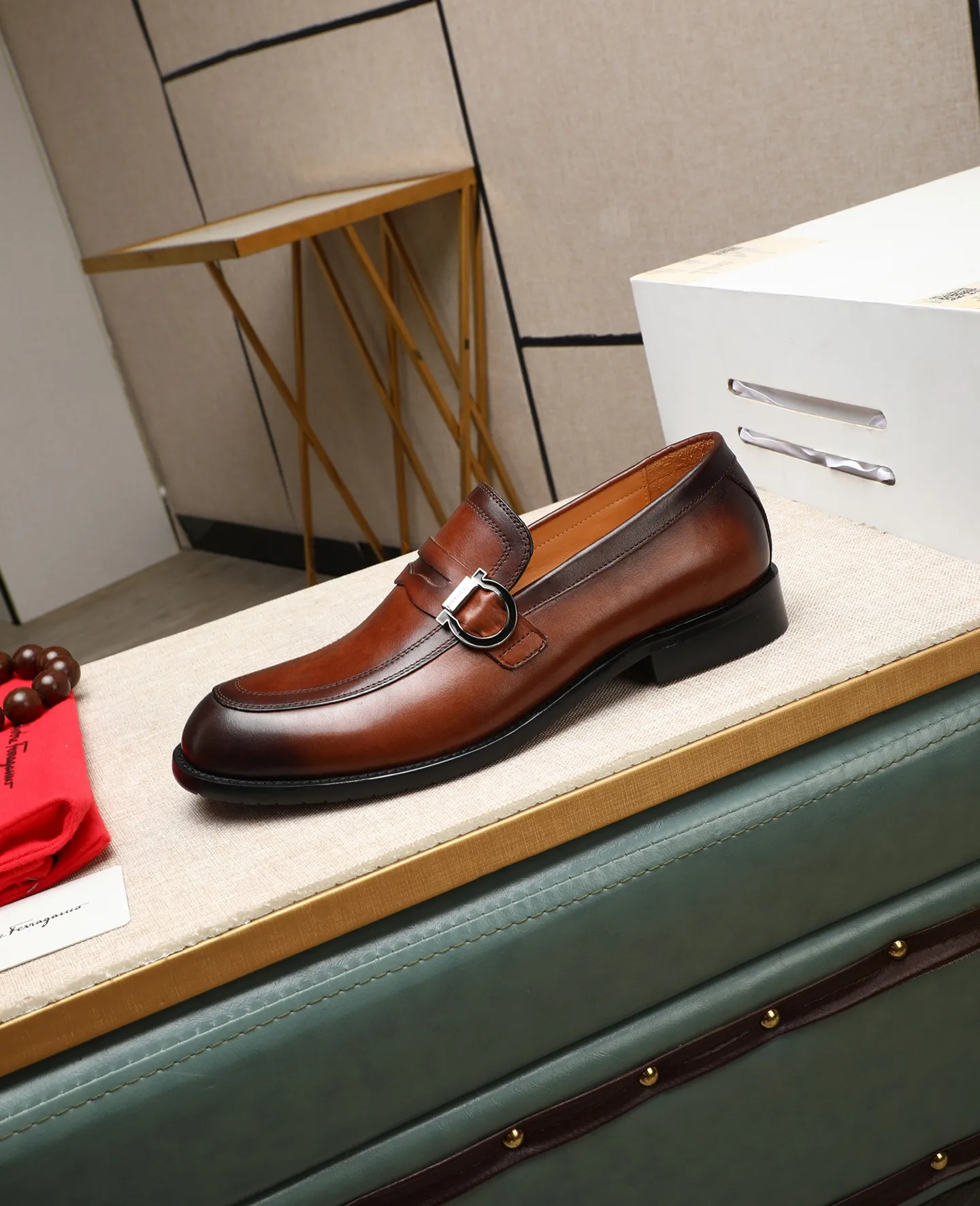 Men's shoes 💰560 📛📛(water-dyed cow lining) Salvatore Ferragamo high-end (Salvatore Ferragamo) is the world's top luxury footwear brand. It comes from the fashion kingdom of Italy. It is famous all over the world for its traditional handmade design and novel styles... 🚶🏻🚶🏻New suit shoes are available simultaneously at the counter. This model is made of pure handmade imported Italian calfskin fabric ➕soft water-dyed cowhide lining Original authentic outsole🌀🌀Size: 38➖44 (45 46 customized)